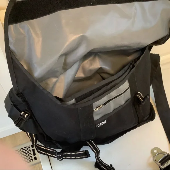 Like new chrome bag 24L - Picture 3 of 6